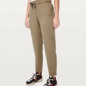 Lululemon on the fly size 6 pants
